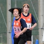 女子・南淡の２区岡本穏空選手（右）からたすきを受け取る３区松原愛選手＝豊岡市日高町（撮影・斎藤雅志）