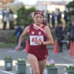 ２８位でフィニッシュする女子・津名のアンカー山﨑夏希選手＝三原中学校（撮影・風斗雅博）