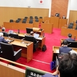 市議会議場で行われた百条委員会＝洲本市役所