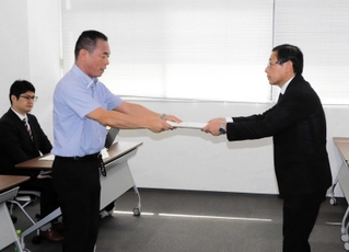 最終報告書を手渡す関西学院大学の上村敏之教授（左）と上崎勝規市長＝９月、洲本市役所