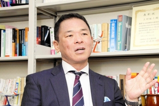 第三者調査委員会を振り返る委員の関西学院大の上村敏之教授＝西宮市上ケ原一番町
