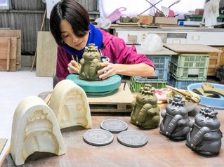 マルの招き猫を製作する興津直子さん＝南あわじ市津井