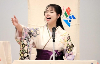 阪神・淡路大震災を題材にした浪曲を披露する菊地まどかさん＝淡路市小倉