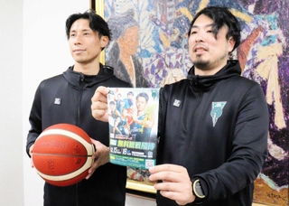 洲本市文化体育館で公式戦をする、神戸ストークスの渡邊翔太副主将（左）、森山知広ヘッドコーチ＝洲本市役所