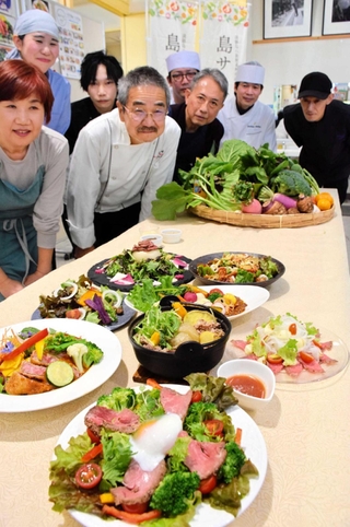 自慢のサラダメニューを紹介する店主ら＝南あわじ市八木養宜上