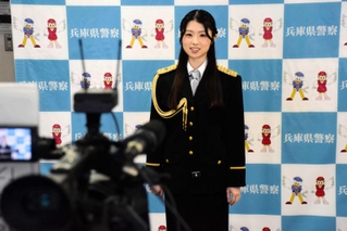 特殊詐欺被害の防止を目的に、啓発動画を撮影するＡＫＢ４８の岩立沙穂さん＝南あわじ署