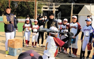 バッティング指導をする杉本裕太郎外野手（左端）と福田周平外野手（中央）＝南あわじ市市青木
