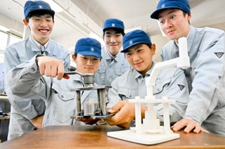 線香作りを体験できる「押し出し機」を製作する生徒たち＝洲本実業高校