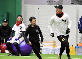 小学生とゲームをする村上頌樹選手（右）とそれを見守る（左から）大山悠輔選手、近本光司選手＝淡路市佐野