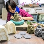 マルの招き猫を製作する興津直子さん＝南あわじ市津井