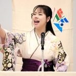 阪神・淡路大震災を題材にした浪曲を披露する菊地まどかさん＝淡路市小倉