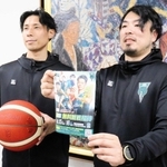 洲本市文化体育館で公式戦をする、神戸ストークスの渡邊翔太副主将（左）、森山知広ヘッドコーチ＝洲本市役所