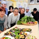 自慢のサラダメニューを紹介する店主ら＝南あわじ市八木養宜上