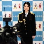 特殊詐欺被害の防止を目的に、啓発動画を撮影するＡＫＢ４８の岩立沙穂さん＝南あわじ署