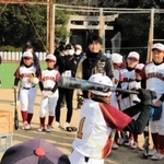 バッティング指導をする杉本裕太郎外野手（左端）と福田周平外野手（中央）＝南あわじ市市青木