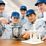 線香作りを体験できる「押し出し機」を製作する生徒たち＝洲本実業高校