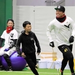 小学生とゲームをする村上頌樹選手（右）とそれを見守る（左から）大山悠輔選手、近本光司選手＝淡路市佐野