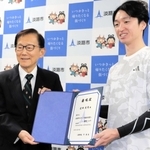 門康彦淡路市長からスポーツ親善大使の委嘱状が手渡された近本光司選手（右）＝淡路市役所