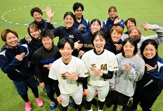 淡路ブレイブオーシャンズのメンバーに迎えられる横田陸妃選手（前列中央左）と加川晴菜投手（同右）＝淡路佐野運動公園・室内練習場