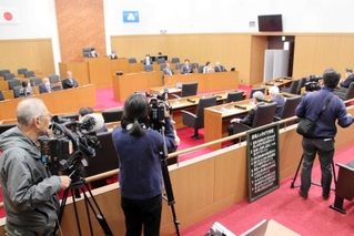 報道陣や傍聴人が見守る中、行われた百条委員会＝洲本市役所
