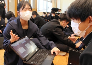 同級生に震災の被害や教訓を伝える生徒＝洲浜中学校