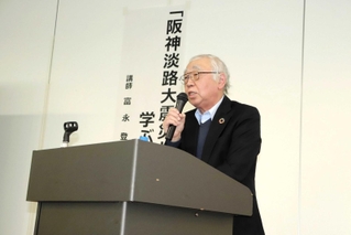 淡路市職員に向け、北淡町での当時の様子を語る富永登志也さん＝淡路市生穂新島