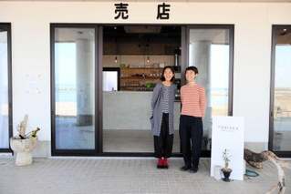 レストランと貸別荘を運営する（左から）西浜萌根さん、愛乃さん＝洲本市五色町鳥飼浦