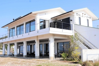 海の家の名残を残した「ＴＯＲＩＫＫＡ」＝洲本市五色町鳥飼浦