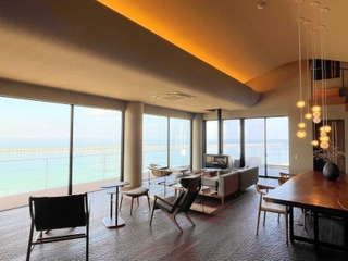 室内の大きな窓から海を望むことができる＝洲本市五色町鳥飼浦