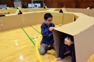 巨大な段ボール迷路作りに挑戦する子どもら＝淡路市多賀