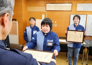 特殊詐欺を防ぎ感謝状を受け取る臼井香奈さん（手前）と東彪吾さん（右）＝淡路署