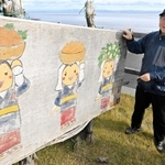 「おちょがんさん」のイラスト看板と林幹昭さん＝南あわじ市灘山本
