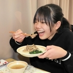 イノシシ肉のショウガ焼きをほおばる児童＝淡路市生穂
