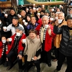千夢酔が３０回目の完成を迎え、献杯する淡路酒探偵団のメンバーら＝千年一酒造