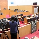 報道陣や傍聴人が見守る中、行われた百条委員会＝洲本市役所