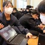 同級生に震災の被害や教訓を伝える生徒＝洲浜中学校