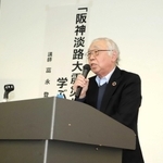 淡路市職員に向け、北淡町での当時の様子を語る富永登志也さん＝淡路市生穂新島