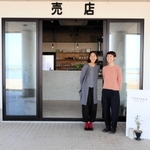 レストランと貸別荘を運営する（左から）西浜萌根さん、愛乃さん＝洲本市五色町鳥飼浦