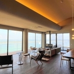 室内の大きな窓から海を望むことができる＝洲本市五色町鳥飼浦