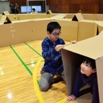 巨大な段ボール迷路作りに挑戦する子どもら＝淡路市多賀