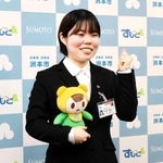 洲本市のキャラクターを手にタンザニア赴任に向け意気込む下山まりさん＝洲本市役所