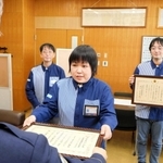 特殊詐欺を防ぎ感謝状を受け取る臼井香奈さん（手前）と東彪吾さん（右）＝淡路署