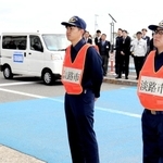 出発式で多くの職員に見守られる佐竹史憲主事（左）と山名伸和係長＝淡路市生穂新島