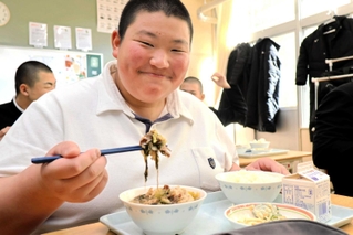 淡路ビーフのすき焼き煮を前にうれしそうに箸を握る生徒＝南あわじ市沼島