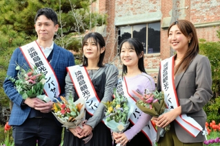 「淡路島観光アンバサダー」に選ばれた（左から）高橋健太さん、秋山和音さん、西川花梨さん、森田悠香さん＝洲本市塩屋１