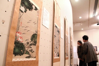 伊藤若冲の色彩を再現した作品が並ぶ会場＝淡路市立サンシャインホール