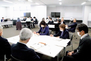 公務員研修協会の高嶋直人代表理事（左奥）から法令順守について学ぶ洲本市の幹部職員＝洲本市役所