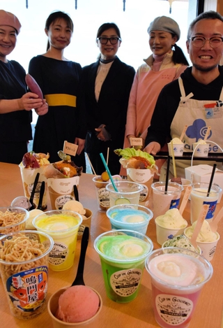 南あわじと徳島県鳴門市の飲食店が大鳴門橋の自転車道完成に向け、販売するカップイングルメ＝南あわじ市福良丙