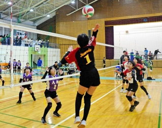 力強くスパイクを放つ選手ら＝賀集スポーツセンター