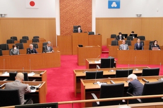 洲本市議会議場で開かれた百条委員会の第６回会合＝洲本市役所